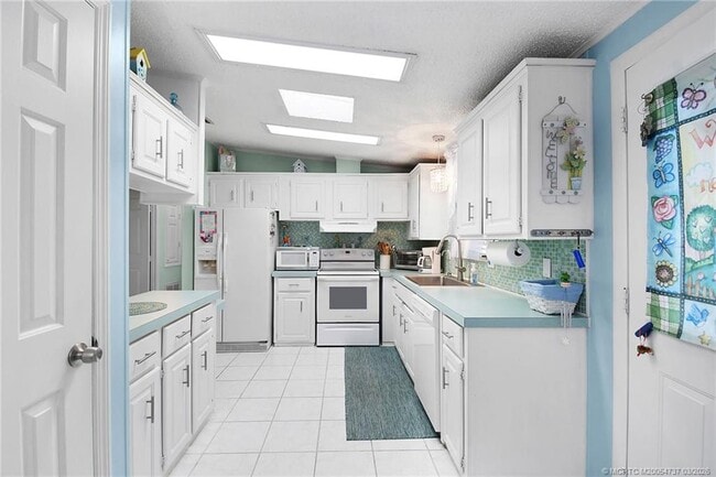 Building Photo - 7073 SE Birchwood Ln