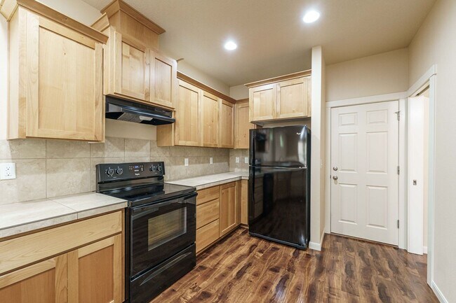 Building Photo - $1000 Year End Savings - Ask Us How! Convenient Location 3 Bedroom 2.5 Bathroom with Fence Back Yard