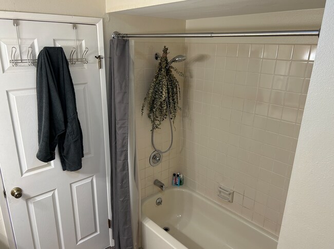 Bathroom - 9725 Independence Dr