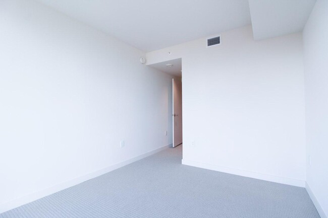 Building Photo - 1001 Queen St