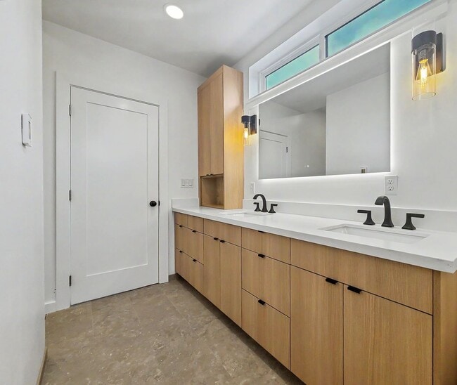 Building Photo - 3538 S Hudson St