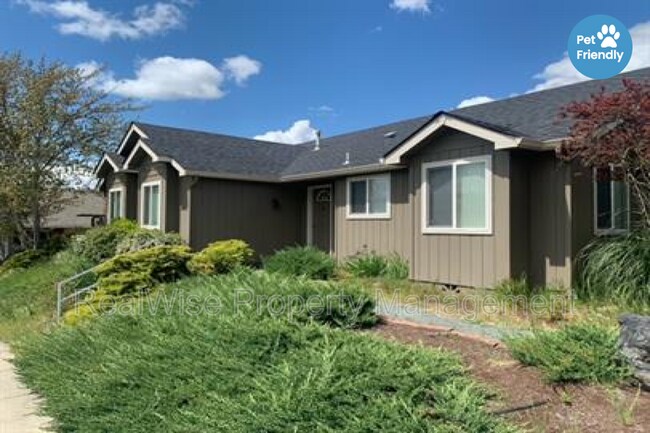 Primary Photo - 112 SE Independence Dr