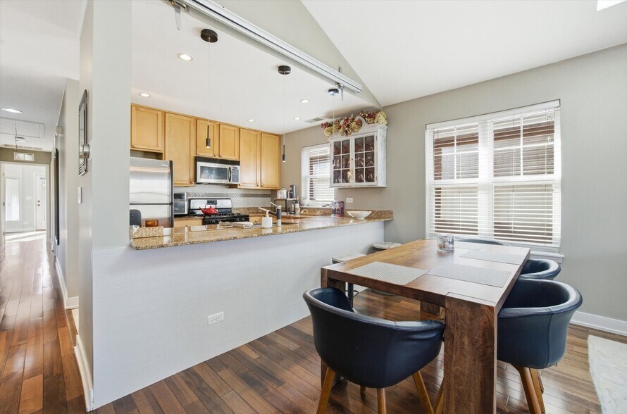 Building Photo - 639 W Elm St