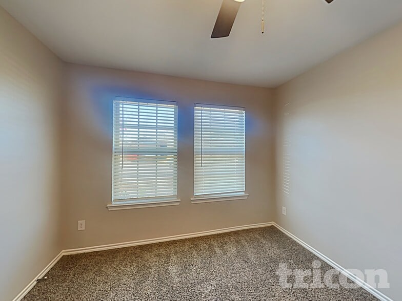Building Photo - 1002 Meadow Wood Ln