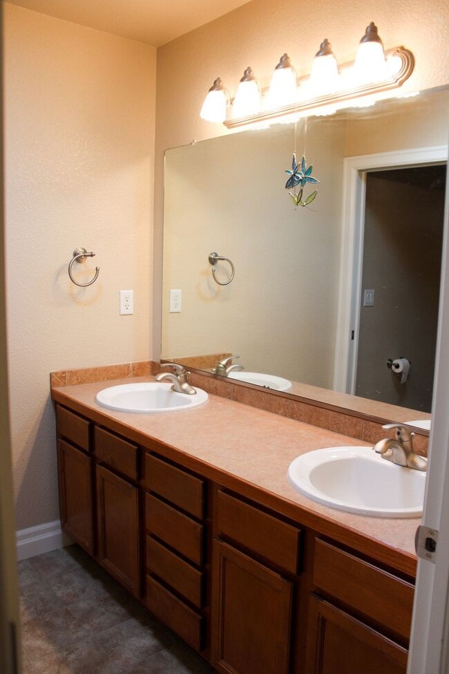 Building Photo - Meticulously maintained townhome on August...