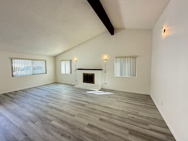 Building Photo - 3 bed, 2 bath single story home in West Hills