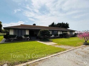 Building Photo - Spacious Country Retreat!