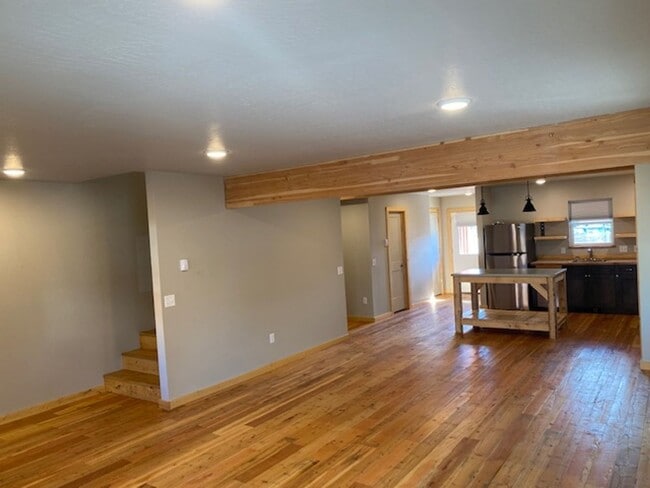 Building Photo - Newer Build - Immaculate 4-5 bed 3.5 Bath Townhouse