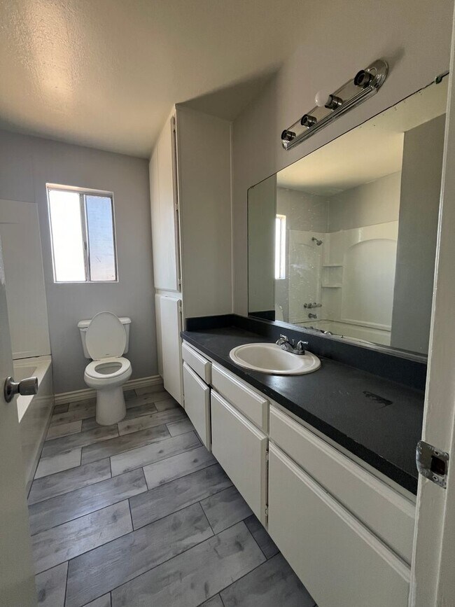 Building Photo - 700