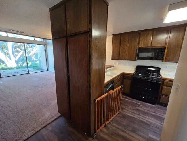 Building Photo - Charming 1 Bed, 1 Bath Lakewood Shores condo!