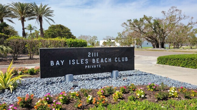 Building Photo - Seasonal/short term renovated 3/3 villa with golf course views on Longboat Key!