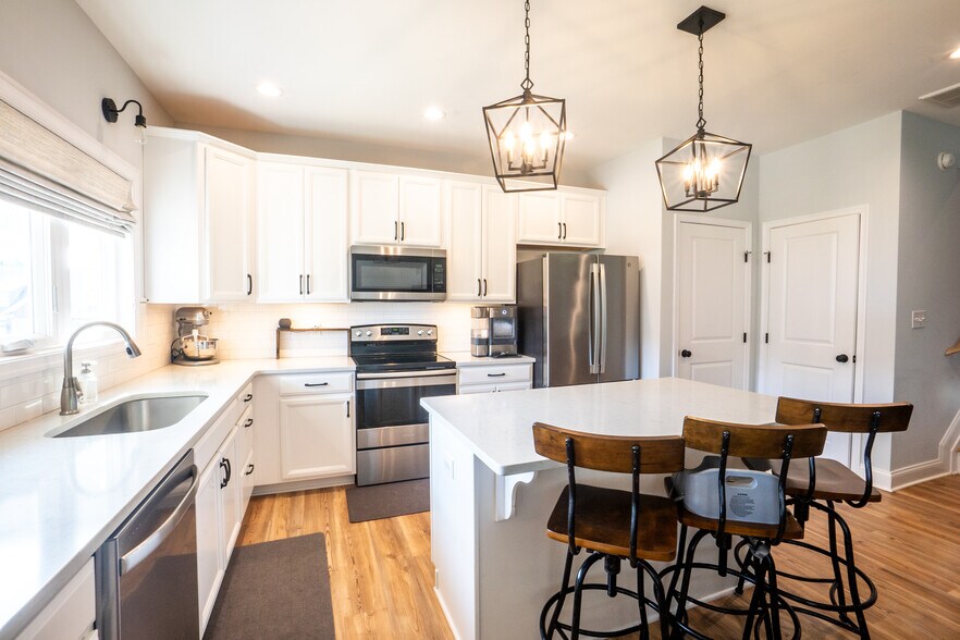 Building Photo - 1068 Brownstone Ln