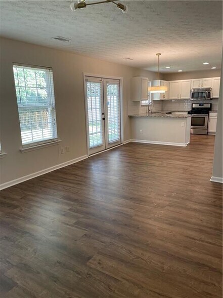 Building Photo - 160 Village Trce