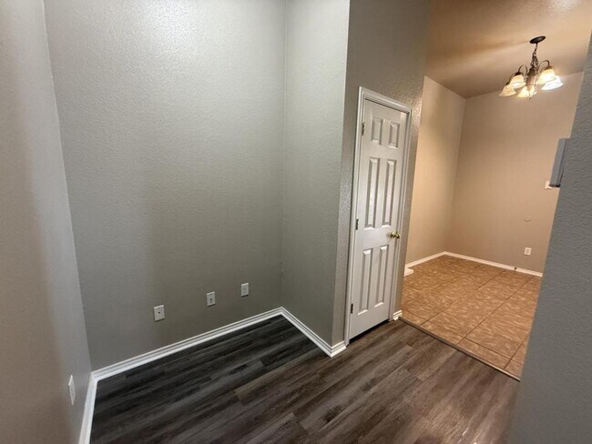 Building Photo - 4205 Cambridge Dr