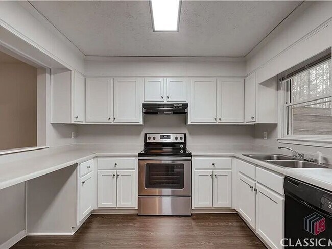 Building Photo - 207 Highland Park Dr