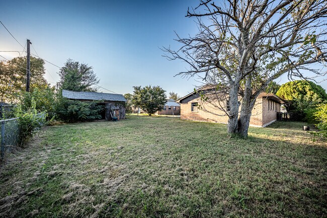 Building Photo - 5011 SE Avalon Ave
