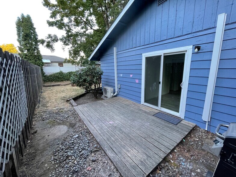 Deck off slider leads to backyard - 2107 Y St