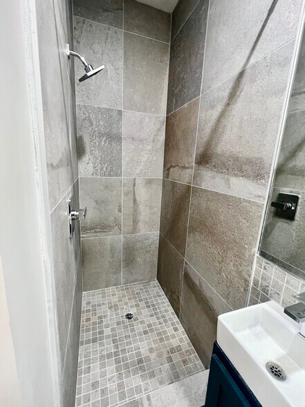 Building Photo - 1431 Maltman Ave