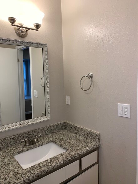 Building Photo - 2142 W Brooks St