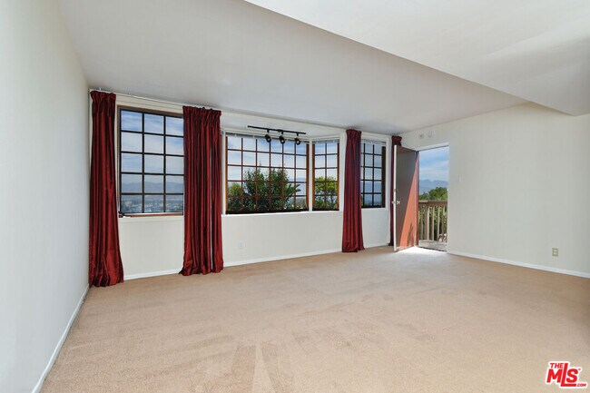 Building Photo - 3682 Berry Dr