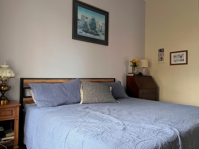 Building Photo - Downtown 1BR + Home Office | Parking Included | $500 Off - Near Betty's!