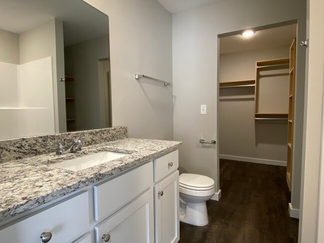 Building Photo - 592 E Martens Ct