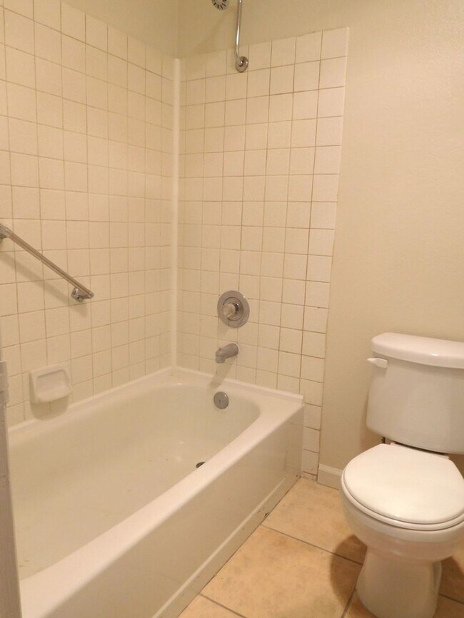 Building Photo - Cute 1 Bedroom close to Victorian Square