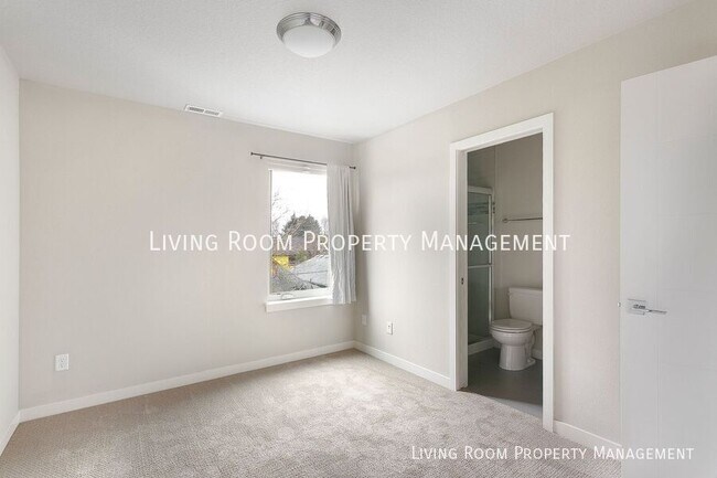 Building Photo - 736 N Webster St