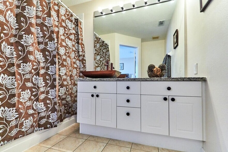 Building Photo - 2330 Silver Palm Dr