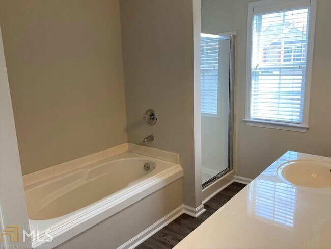 Building Photo - 302 Highland Falls Dr