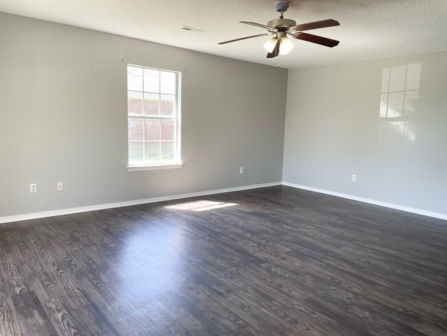 Building Photo - 2103 W Roselawn St
