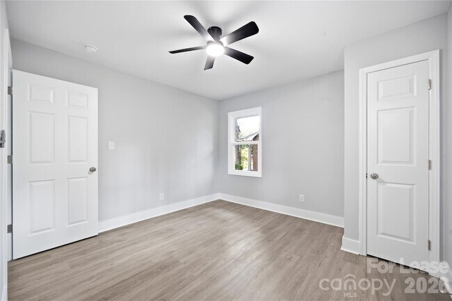 Building Photo - 553 Derrydowne Dr