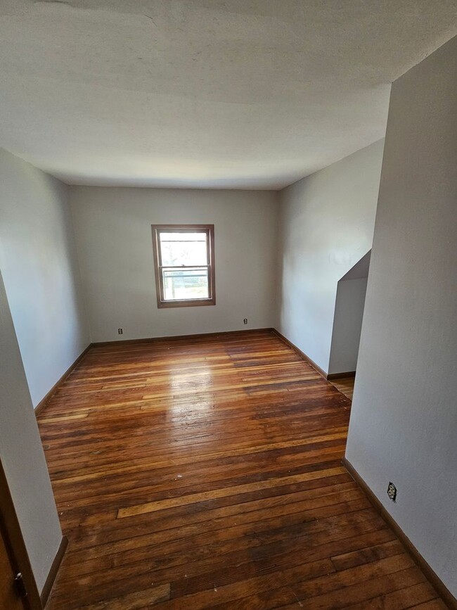 Building Photo - Cute 3 Bedroom Home For Rent on E 219th!