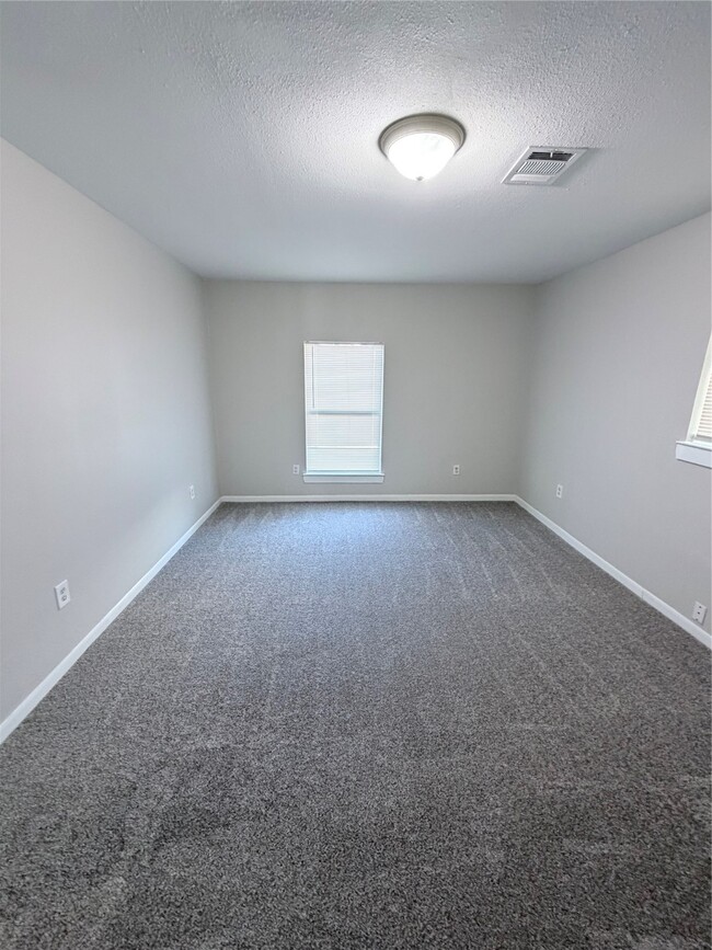 Building Photo - 866 N Victory Dr