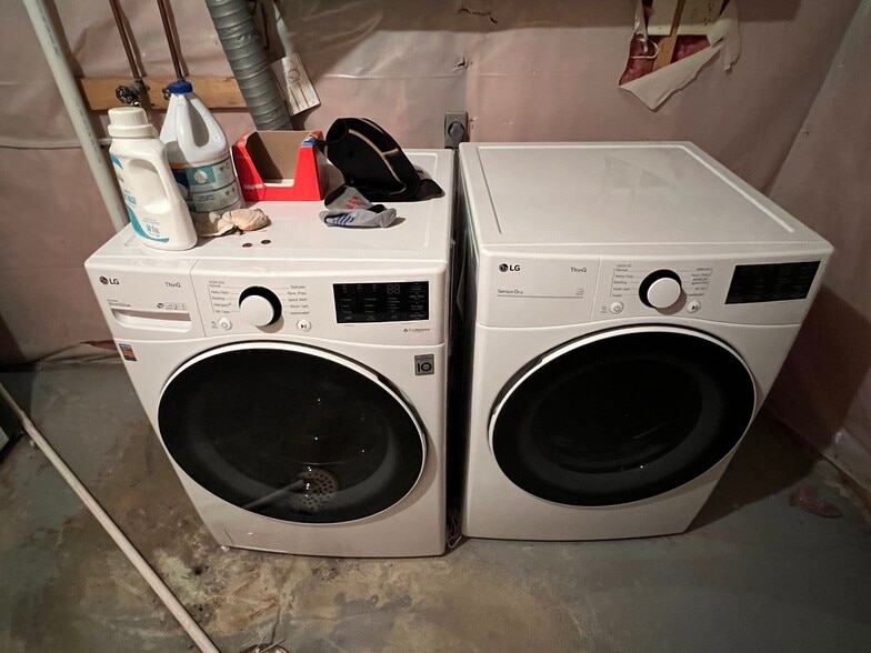 Building Photo - 607 James St NE