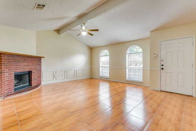 Building Photo - Excellent 3 Bedroom 2 Bath with many featu...
