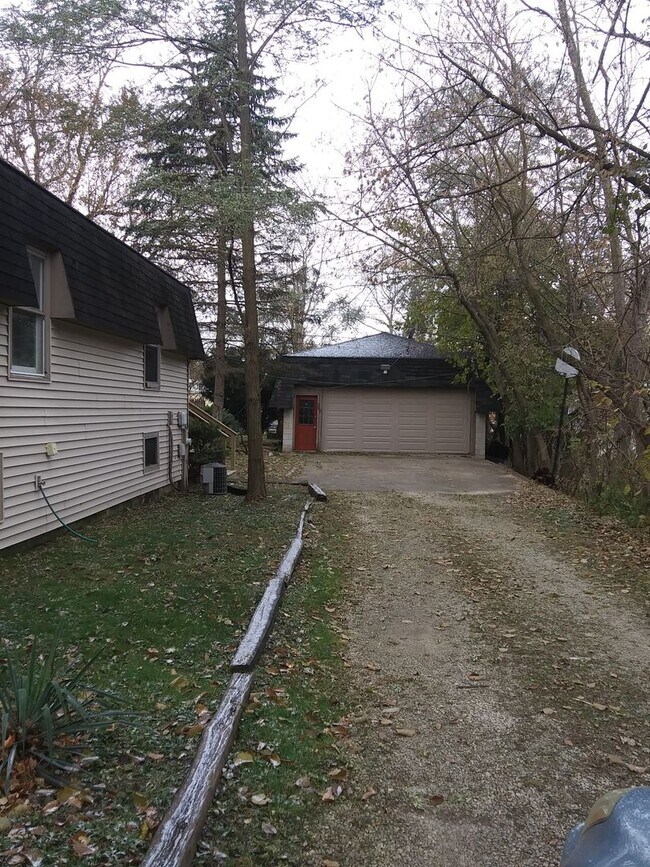 Building Photo - Spacious 2 Bedroom Home w/ 2.5 car garage - Westmont