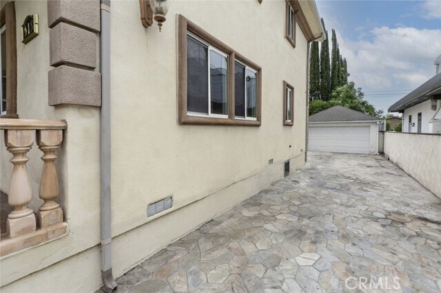 Building Photo - 918 E Valencia Ave