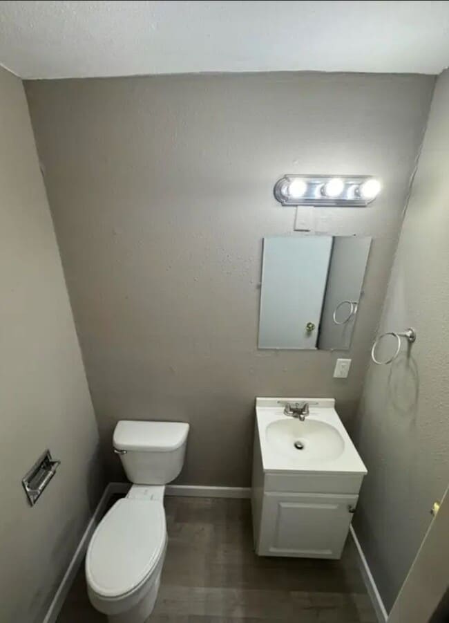 Building Photo - 3 bedroom/1.5 bathroom house