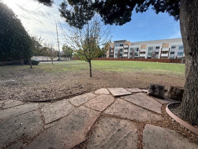Building Photo - 618 Lakehaven Ter