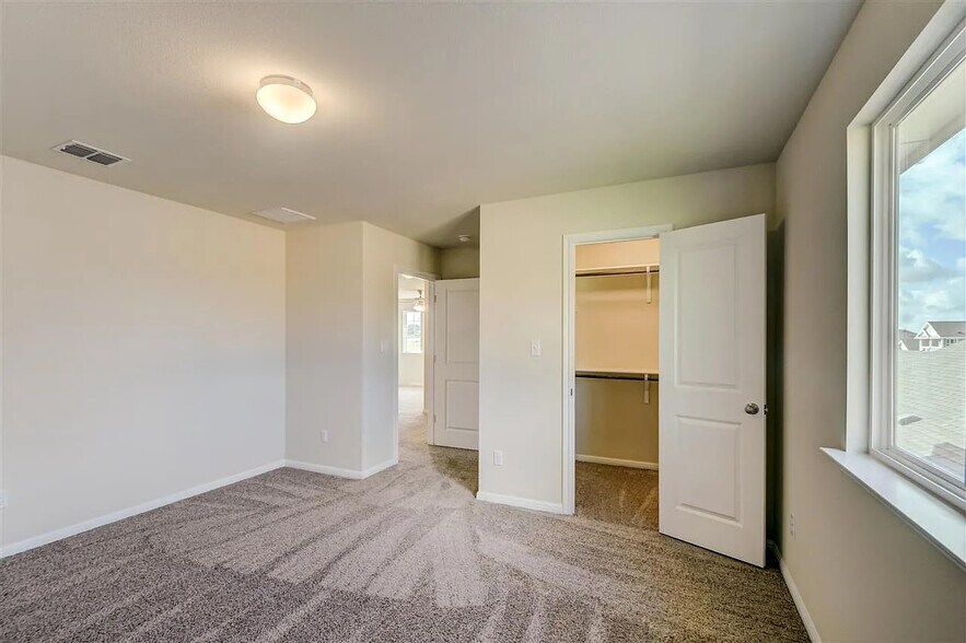 Building Photo - Room in House on Spinnaker Loop
