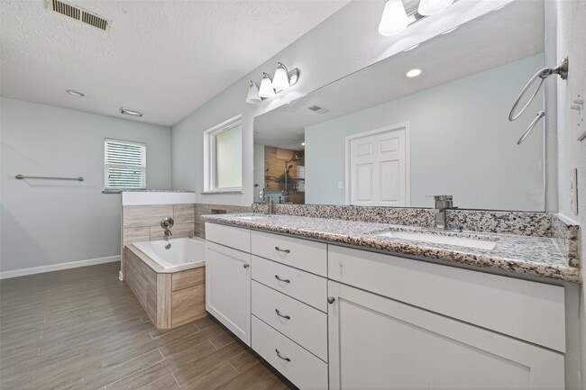 Building Photo - 11811 Beverly Dr