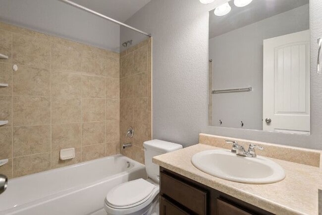 Building Photo - Spacious 4-Bed Home Minutes from Fort Cars...