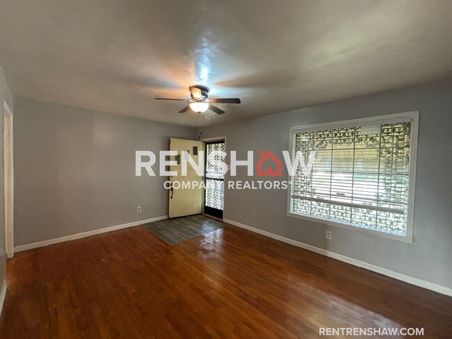 Building Photo - Charming 2 Bedroom in Castalia Heights - N...