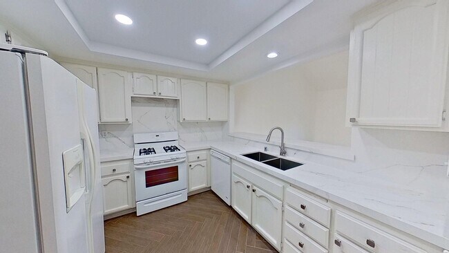 Building Photo - 27 Columbus