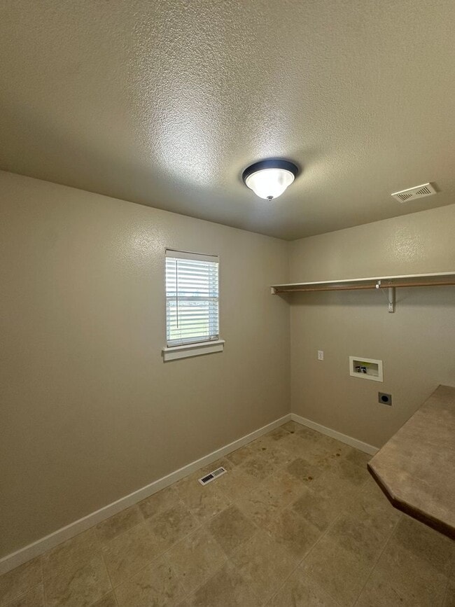 Building Photo - New Carpet! Super Meridian Location!!! Man...