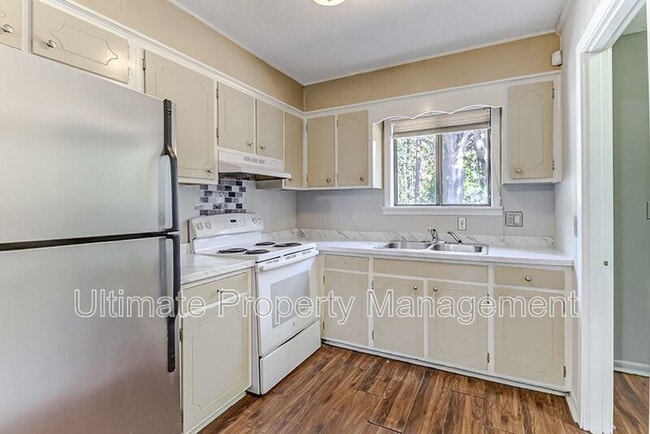 Building Photo - 402 Kingston Rd