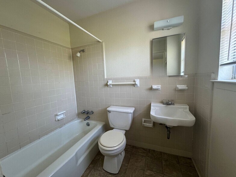 Building Photo - 224 Hold St