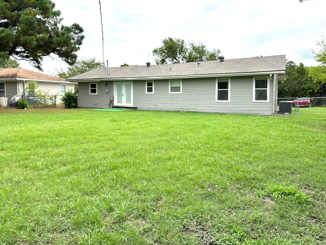 Building Photo - 112 Oakwood Dr