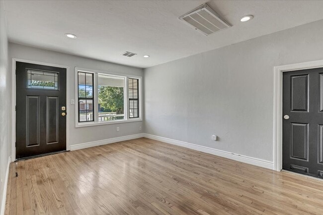 Building Photo - 4604 N Rockwell Ave